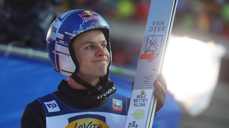 Andreas Wellinger guckt frustriert | Bild: Fotostand / Schäfer; Andreas Wellinger guckt frustriert