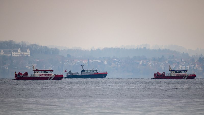 Polizei und Feuerwehr suchen mit Booten nach zwei vermissten Seglern auf dem Bodensee. | Bild: picture alliance/dpa/swd | Raphael Rohner/CH-Media Polizei und Feuerwehr suchen mit Booten nach zwei vermissten Seglern auf dem Bodensee.