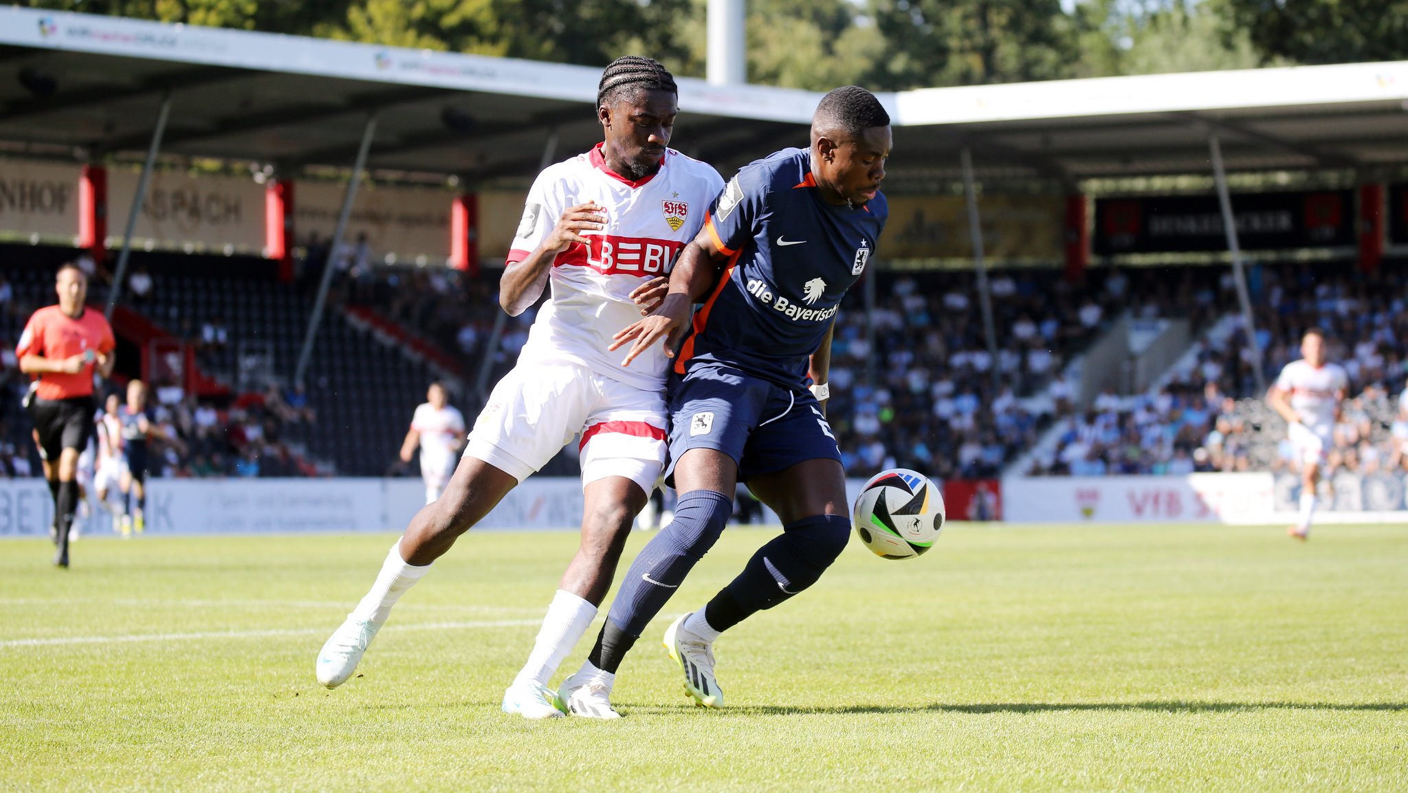 v.l. Maurice Boakye (VfB Stuttgart), Leroy Kwadwo (TSV 1860 München)