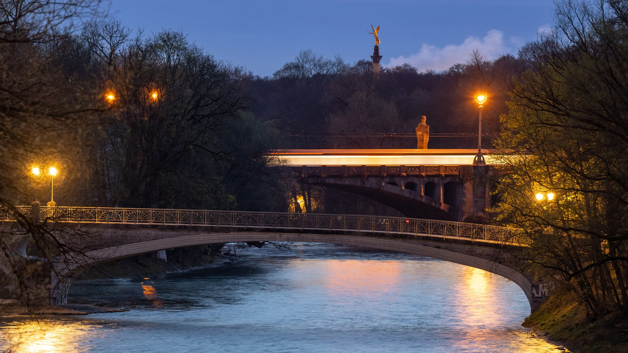 Blick auf Isar und Friedensengel in der Dämmerung.