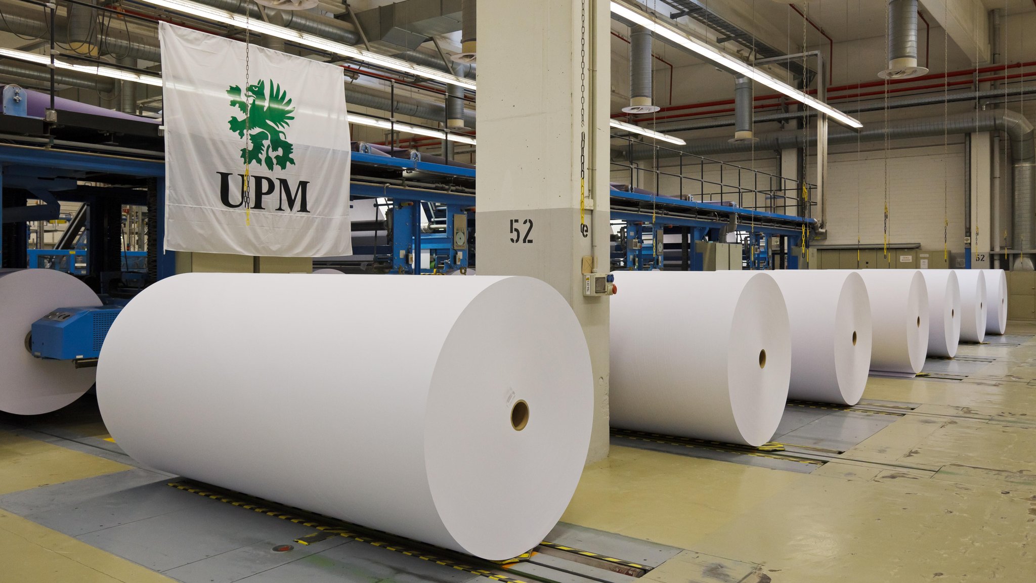 Papierrollen an einem Produktionsstandort von UPM