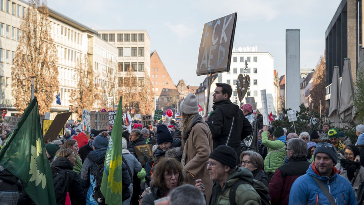 Passant ruft "Sieg Heil" bei "Demo gegen Rechts" in Nürnberg