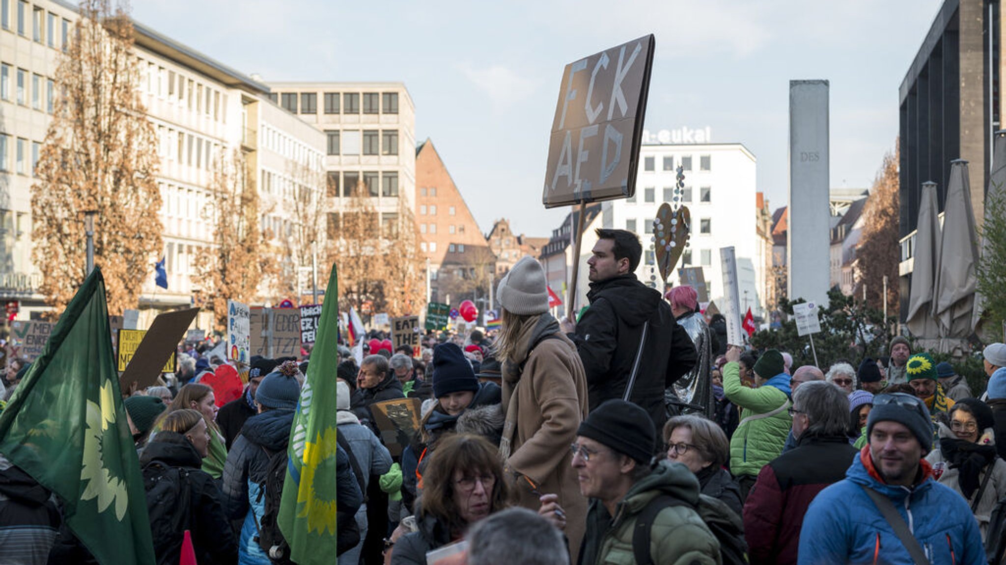 08.02.2025, Bayern, Nürnberg: Auf der Demonstration der Allianz gegen Rechtsextremismus unter dem Titel ·Bundestagswahl 2025: Wer Demokratie wählt, wählt keine Rassisten· hält ein Demonstrant ein Schild mit der Aufschrift ·Fck AfD· in die Luft. Foto: Daniel Vogl/dpa +++ dpa-Bildfunk +++