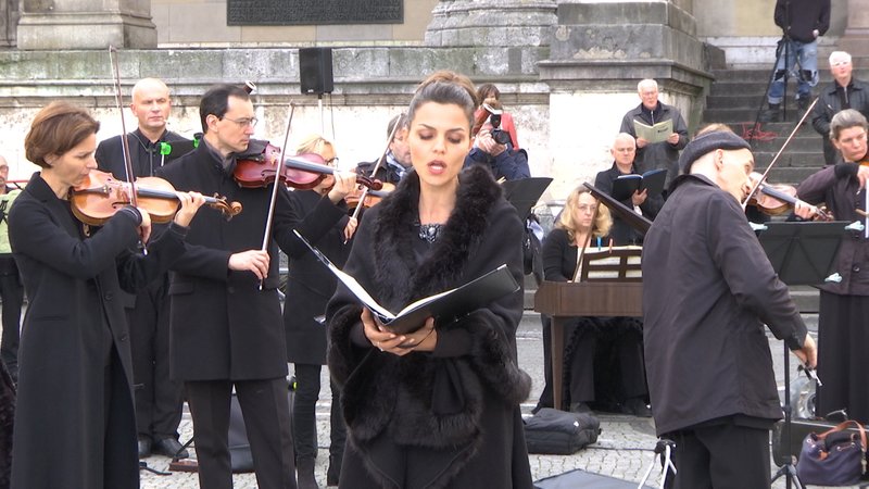 Um auf ihre angespannte Lage aufmerksam zu machen, haben Künstlerinnen und Künstler am Sonntagnachmittag Mozarts Requiem auf dem Münchner Odeonsplatz aufgeführt.