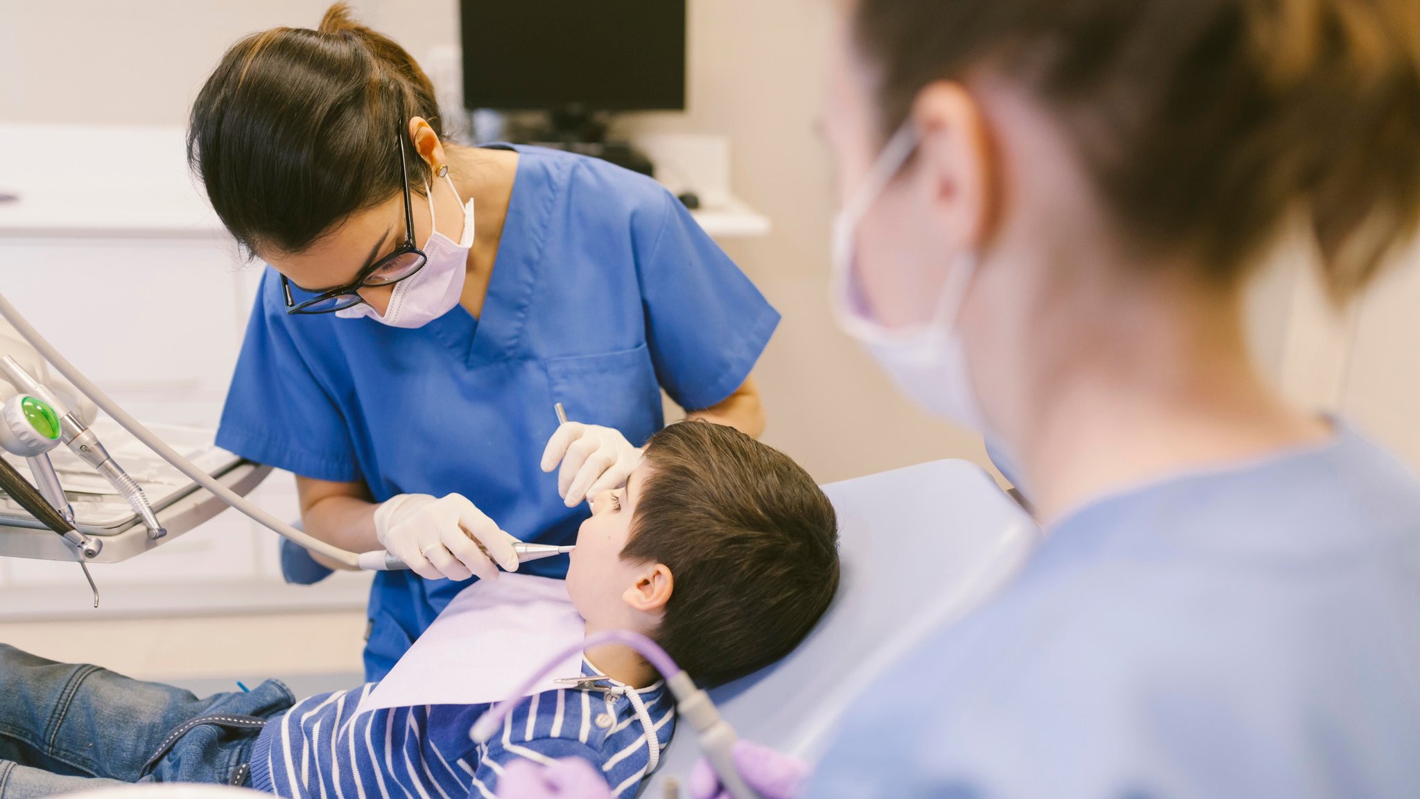 Ein Kind auf einen Zahnarztstuhl. | Bild: picture alliance / Shotshop | Addictive Stock Ein Kind auf einen Zahnarztstuhl.