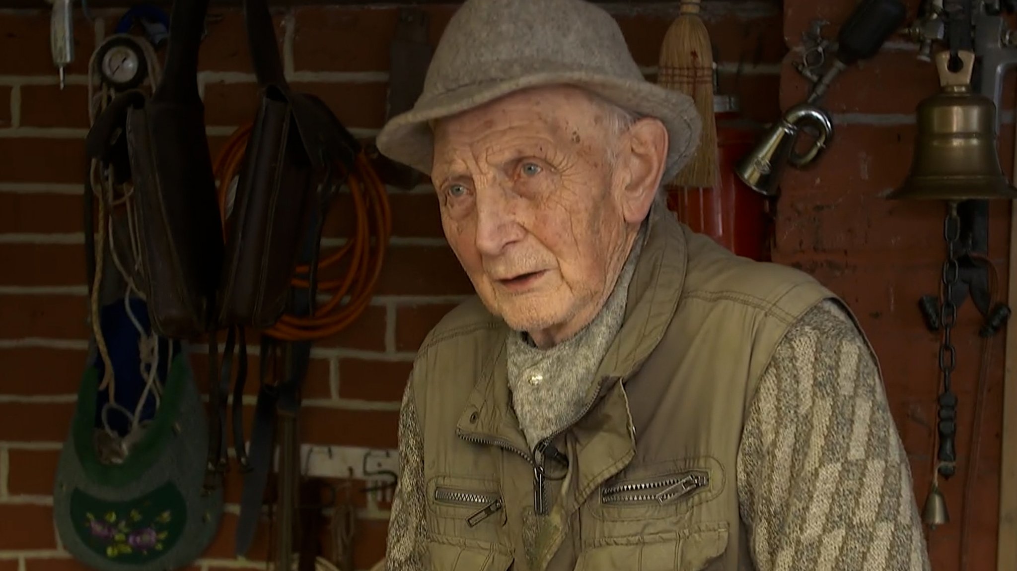 Der 91-jährige Gerhard Hopperdietzel trägt in seiner Werkstatt einen grauen Filzhut.