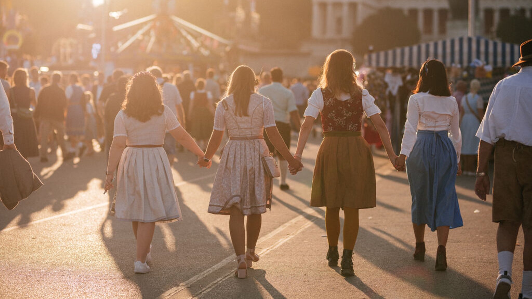 Eine Gruppe Frauen im Dirndl auf der Wiesn.