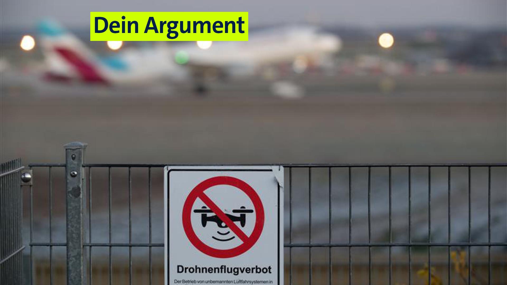 (Symbolbild) Hinweisschild an einem Flughafen: Drohenflugverbot.