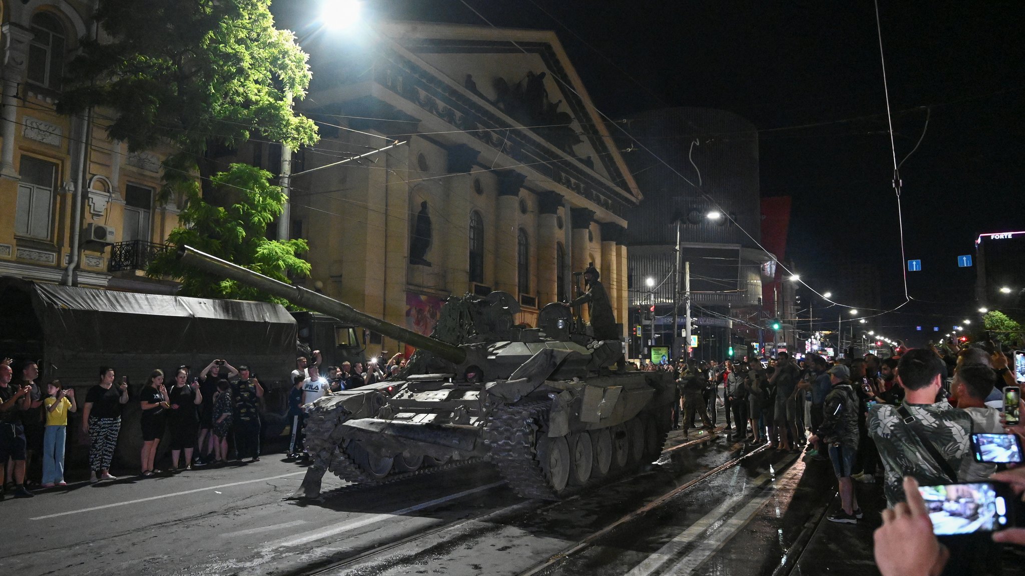 Wagner-Söldner ziehen mit ihren Militärfahrzeugen aus Rostow am Don ab.