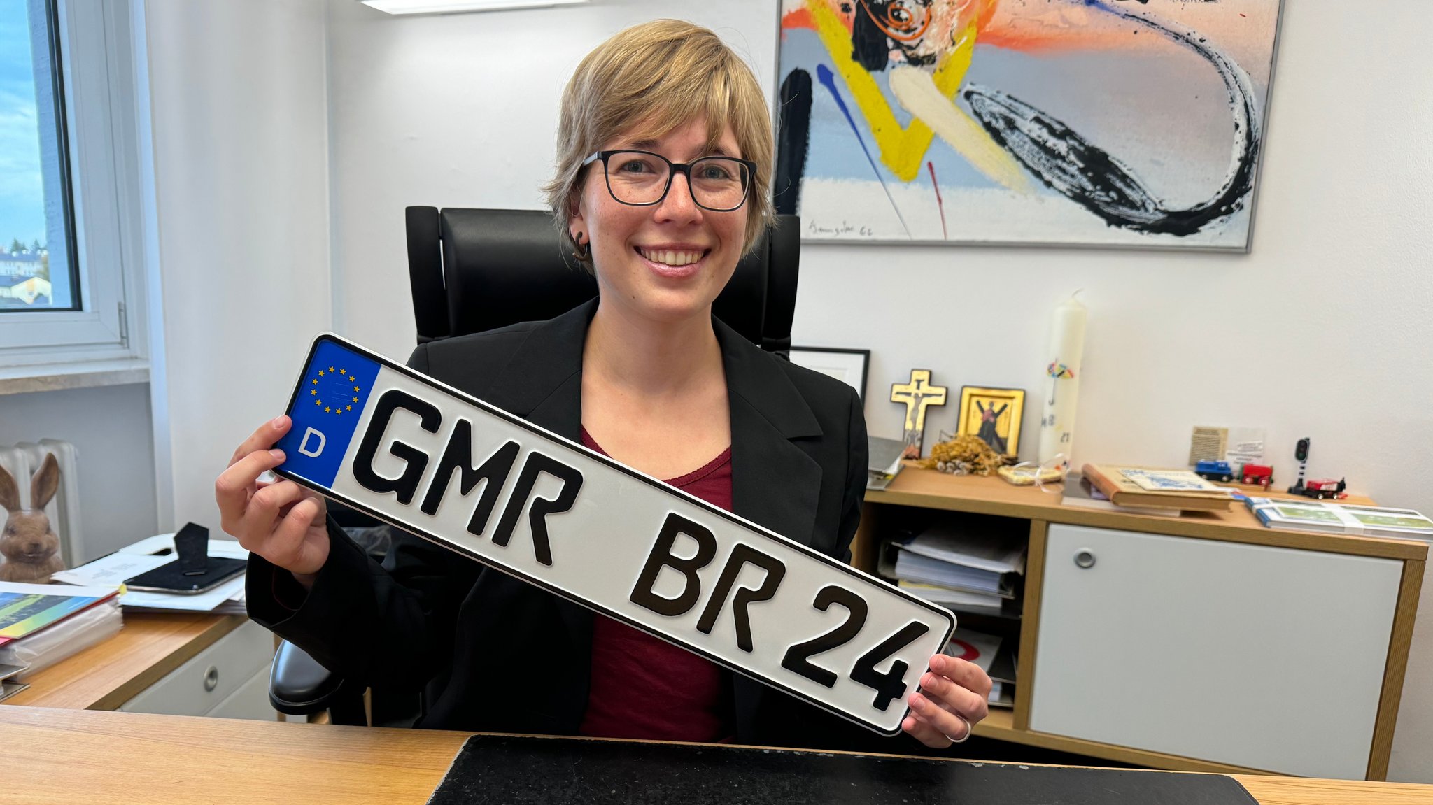 Wir haben es durchgespielt: Ein eigenes Autokennzeichen für Germering. GMR statt FFB. Die 3. Bürgermeisterin Sophie Schuhmacher findet es gut.