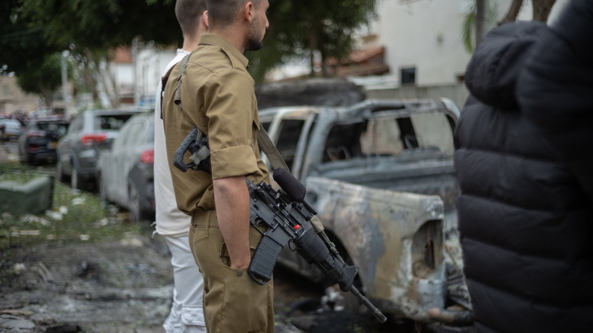 24.11.2024, Israel, Petah-Tikva: Die Menschen sehen sich die Zerstörung an, die durch eine angeblich aus dem Libanon abgefeuerte Rakete verursacht wurde.