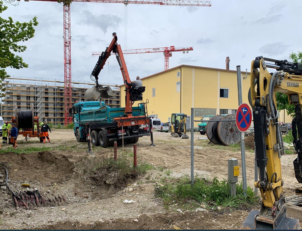 Die verschmorten Stromkabel in der Baugrube nahe des Münchner Ostbahnhofs