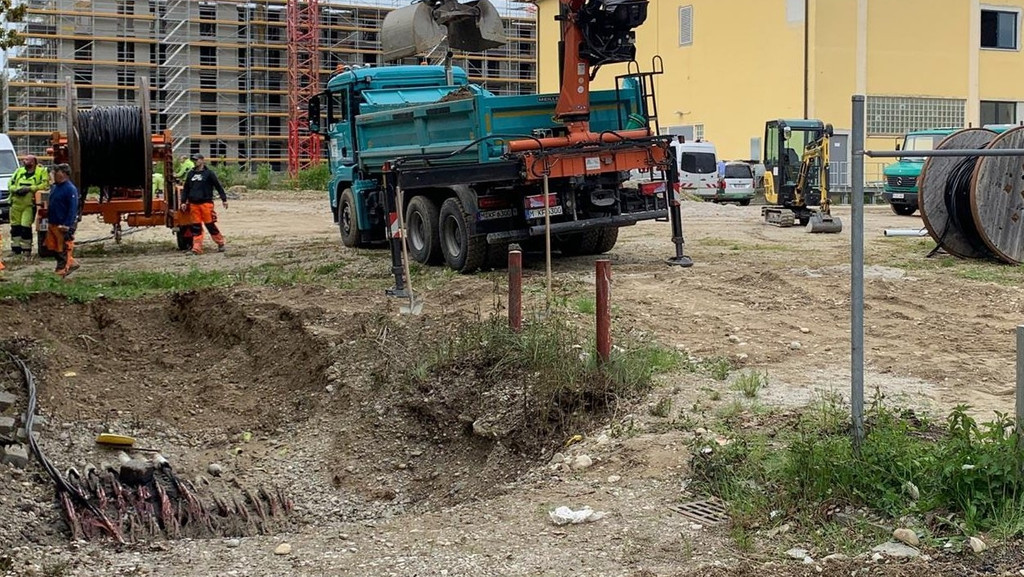 Die verschmorten Stromkabel in der Baugrube nahe des Münchner Ostbahnhofs