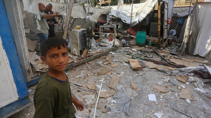 Ein palästinensischer Junge vor einer zerstörten Zeltstadt im Gaza-Streifen | Bild: picture alliance / Anadolu | Ashraf Amra Ein palästinensischer Junge vor einer zerstörten Zeltstadt im Gaza-Streifen