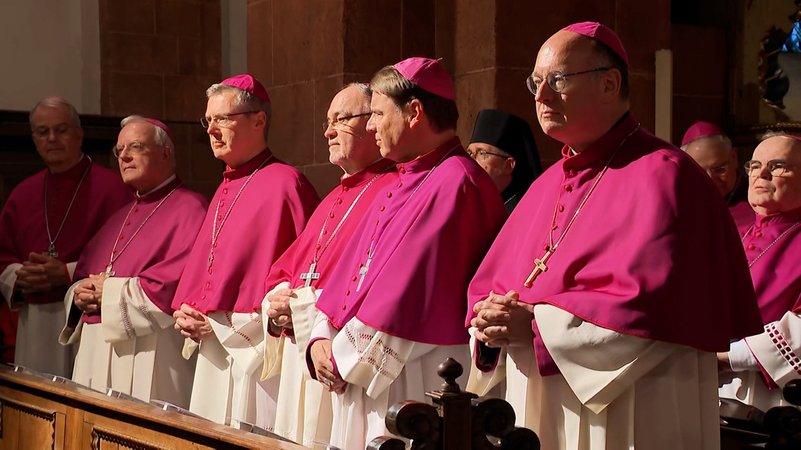 Die katholischen deutschen Bischöfe haben sich in ein Jahrhunderte altes Kloster bei Aachen zurückgezogen. | Bild: Bayerischer Rundfunk 2025 Die katholischen deutschen Bischöfe haben sich in ein Jahrhunderte altes Kloster bei Aachen zurückgezogen.