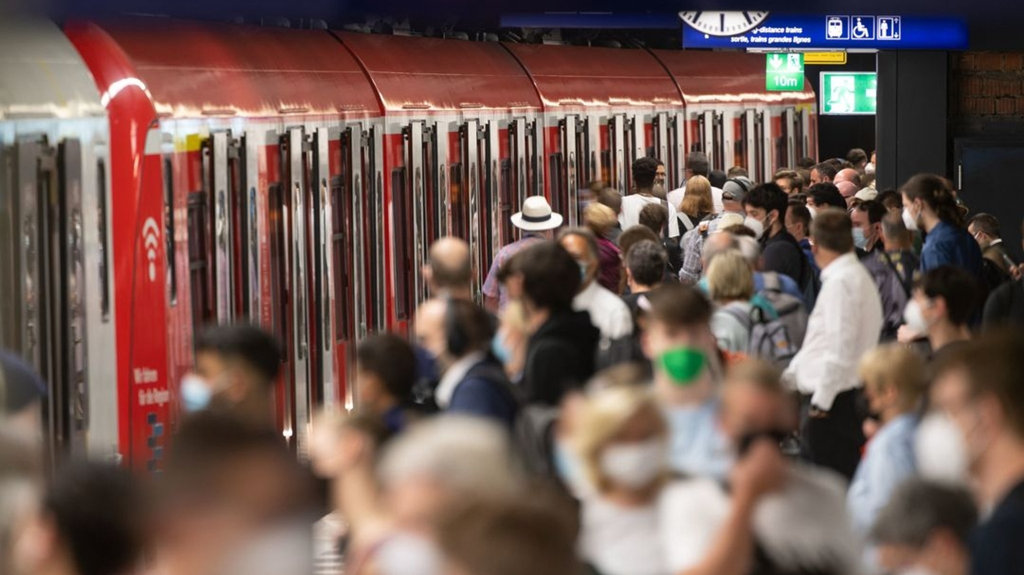 Stuttgart: Menschen warten an einem Gleis des Tiefbahnhofs im Hauptbahnhof auf die S-Bahn.