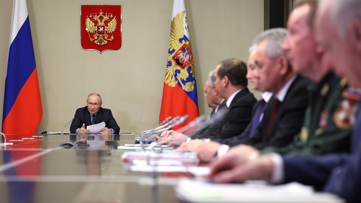 Der russische Präsident an einem langen Tisch mit Teilnehmern