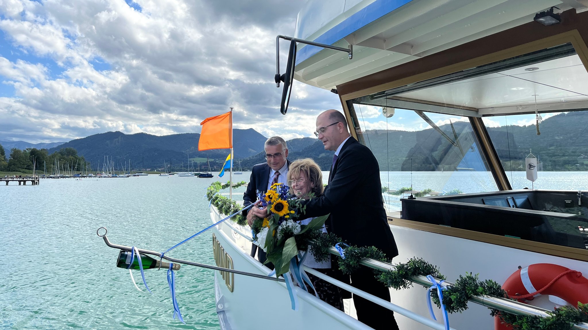 Taufpatin Charlotte Knobloch hat den Sekt traditionell an der Bordwand zerschellen lassen. | Bild: BR/Julia Haderecker Taufpatin Charlotte Knobloch hat den Sekt traditionell an der Bordwand zerschellen lassen.