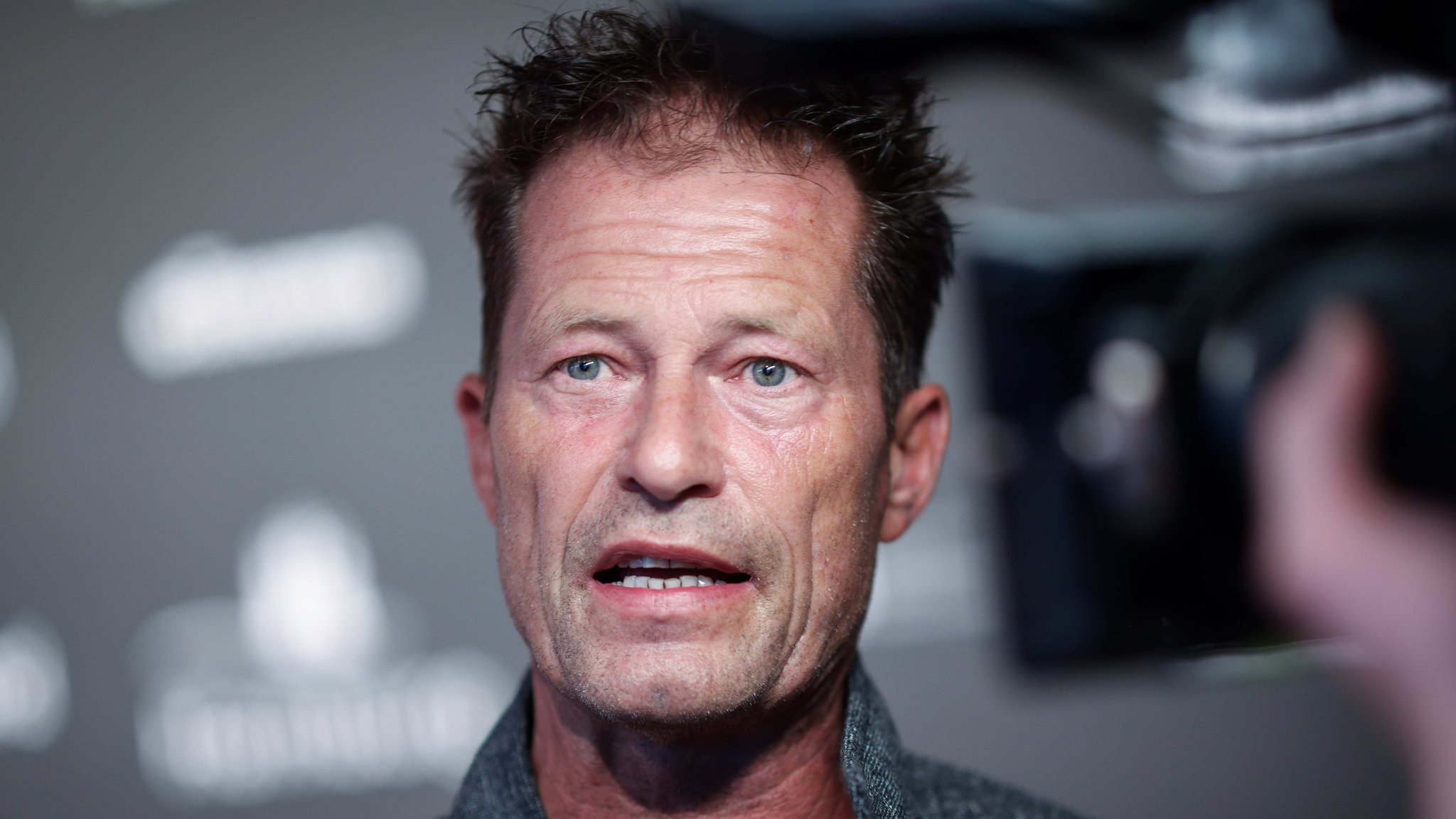 Man sieht den Schauspieler mit verwuscheltem Haar und vor Schrecken leicht geöffnetem Mund in seinem neuen Film "Das Beste kommt noch!". | Bild: dpa-Bildfunk/Christian Charisius Man sieht den Schauspieler mit verwuscheltem Haar und vor Schrecken leicht geöffnetem Mund in seinem neuen Film "Das Beste kommt noch!".