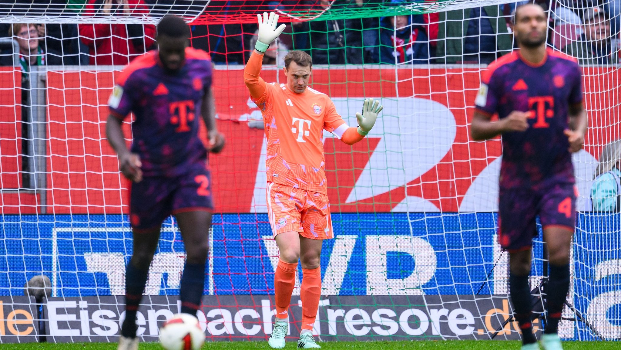 10.10.2026, Bayern, Augsburg: Fußball, Männer: Bundesliga, FC Augsburg - Bayern München, 5. Spieltag, WWK-Arena. Torwart Manuel Neuer (Bayern München) reagiert nach dem Tor zum 1:0. Foto: Tom Weller/dpa - WICHTIGER HINWEIS: Gemäß den Vorgaben der Bundesliga bzw. des DFB Deutscher Fußball-Bund ist es untersagt, in dem Stadion und/oder vom Spiel angefertigte Fotoaufnahmen in Form von Sequenzbildern und/oder videoähnlichen Fotostrecken zu verwerten bzw. verwerten zu lassen. +++ dpa-Bildfunk +++ | Bild: dpa-Bildfunk/Tom Weller 10.10.2026, Bayern, Augsburg: Fußball, Männer: Bundesliga, FC Augsburg - Bayern München, 5. Spieltag, WWK-Arena. Torwart Manuel Neuer (Bayern München) reagiert nach dem Tor zum 1:0. Foto: Tom Weller/dpa - WICHTIGER HINWEIS: Gemäß den Vorgaben der Bundesliga bzw. des DFB Deutscher Fußball-Bund ist es untersagt, in dem Stadion und/oder vom Spiel angefertigte Fotoaufnahmen in Form von Sequenzbildern und/oder videoähnlichen Fotostrecken zu verwerten bzw. verwerten zu lassen. +++ dpa-Bildfunk +++