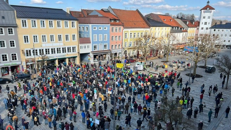 Hunderte bei der Friedensdemo am Traunsteiner Stadtplatz