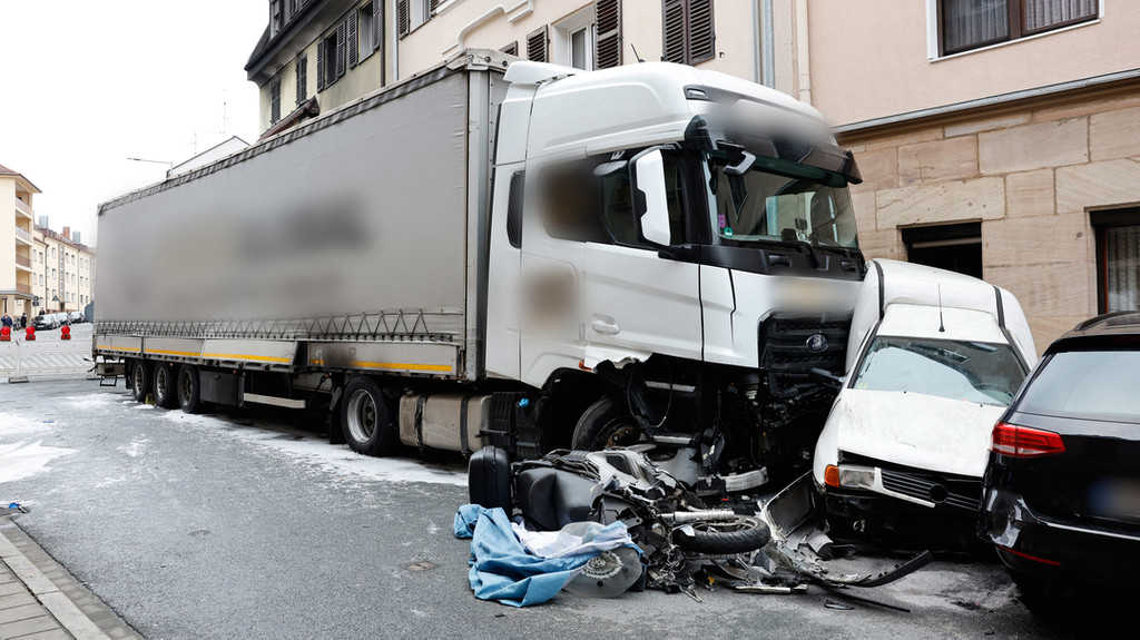Der ausgebrannte Lastwagen mit mehreren Autowracks in der Hardstraße in Fürth.