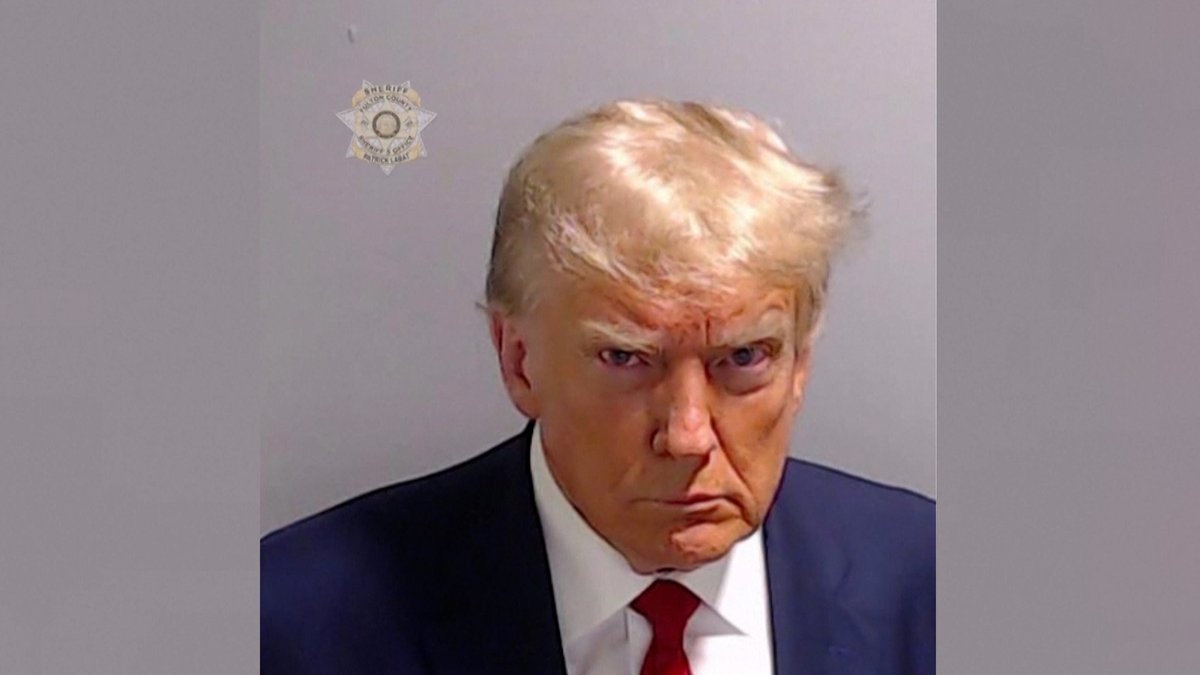Kurzbesuch im Gefängnis – Polizeifoto von Trump aufgenommen
