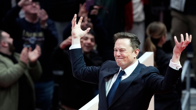 Elon Musk betritt am 20.1.25 in Washington die Bühne, um bei einer Indoor-Parade zur Amtseinführung des Präsidenten zu sprechen. | Bild: dpa-Bildfunk/Susan Walsh Elon Musk betritt am 20.1.25 in Washington die Bühne, um bei einer Indoor-Parade zur Amtseinführung des Präsidenten zu sprechen.
