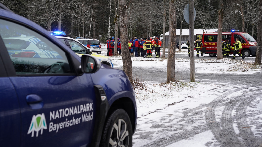 Feuerwehr und Polizei an der Absturzstelle im Nationalpark. | Bild: zema-Medien Feuerwehr und Polizei an der Absturzstelle im Nationalpark.