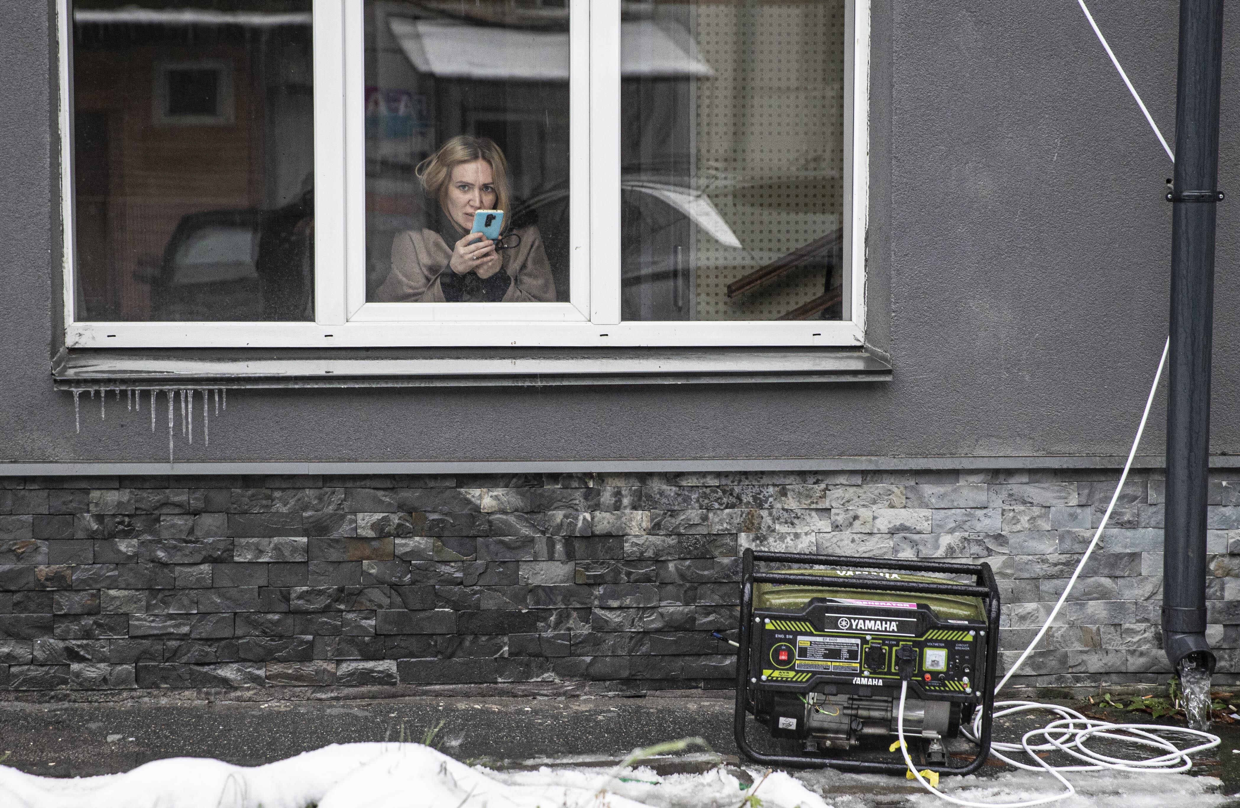 Kraftstoffbetriebener Generator vor einem Haus in Kiew