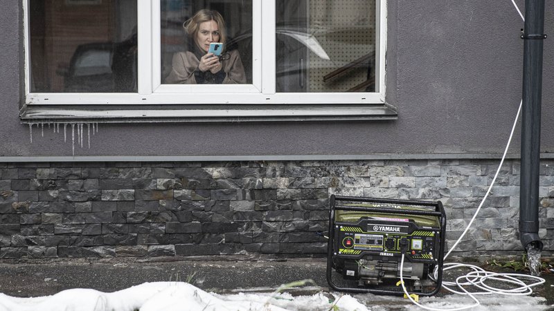 Kraftstoffbetriebener Generator vor einem Haus in Kiew | Bild: picture alliance / AA | Metin Aktas Kraftstoffbetriebener Generator vor einem Haus in Kiew