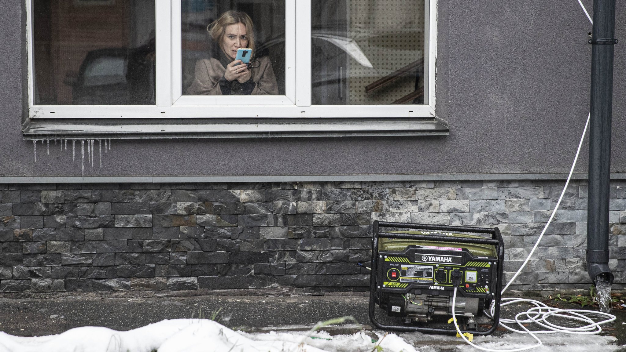 Kraftstoffbetriebener Generator vor einem Haus in Kiew