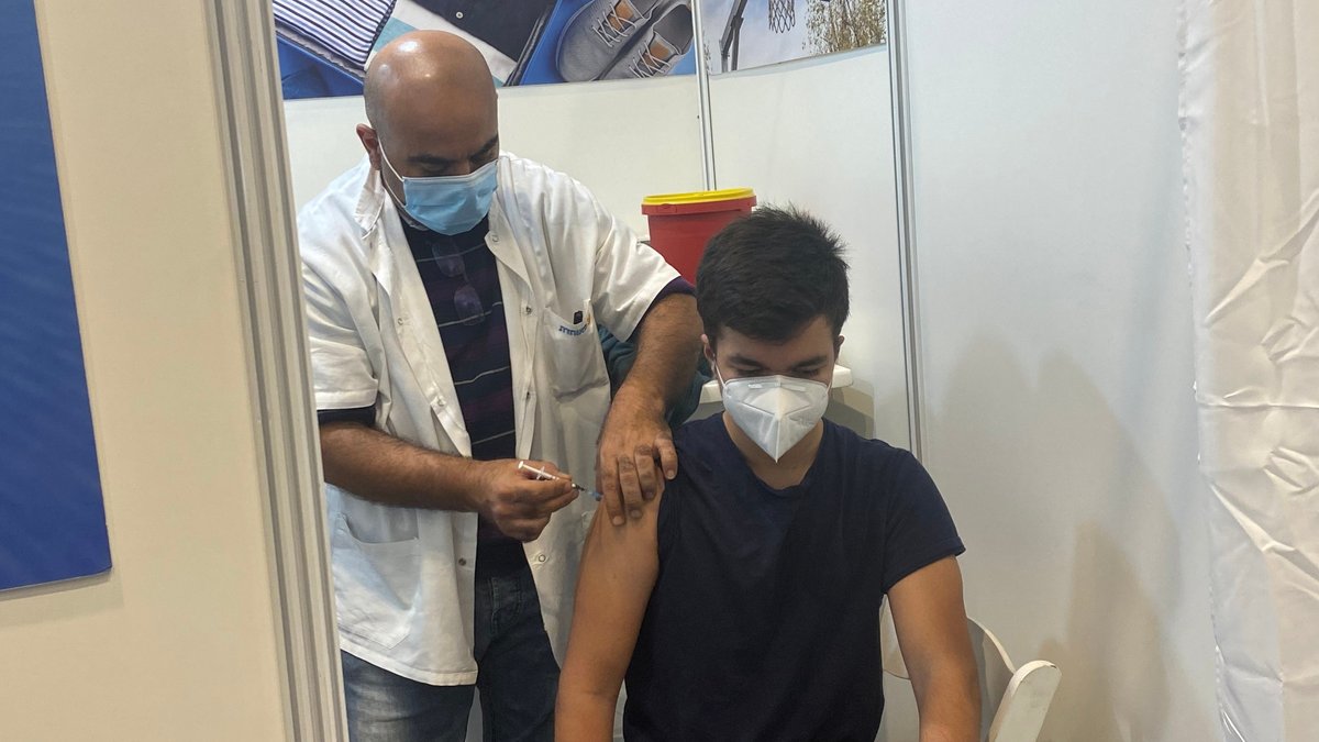 Israel, Tel Aviv: Der 17-jährige Daniel sitzt im Impfzelt und wird mit dem Biontech-Pfizer-Präparat gegen das Coronavirus geimpft.