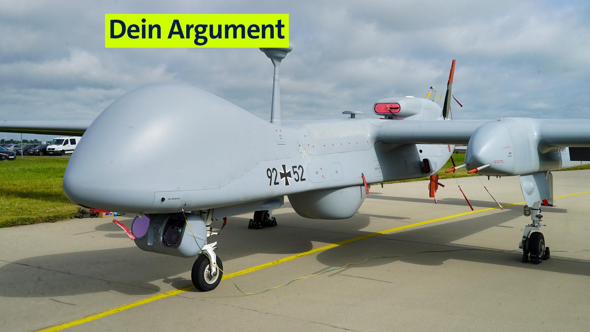 Die Drohne Heron auf der Startbahn beim Tag der Bundeswehr auf dem Militärflugplatz Jagel.