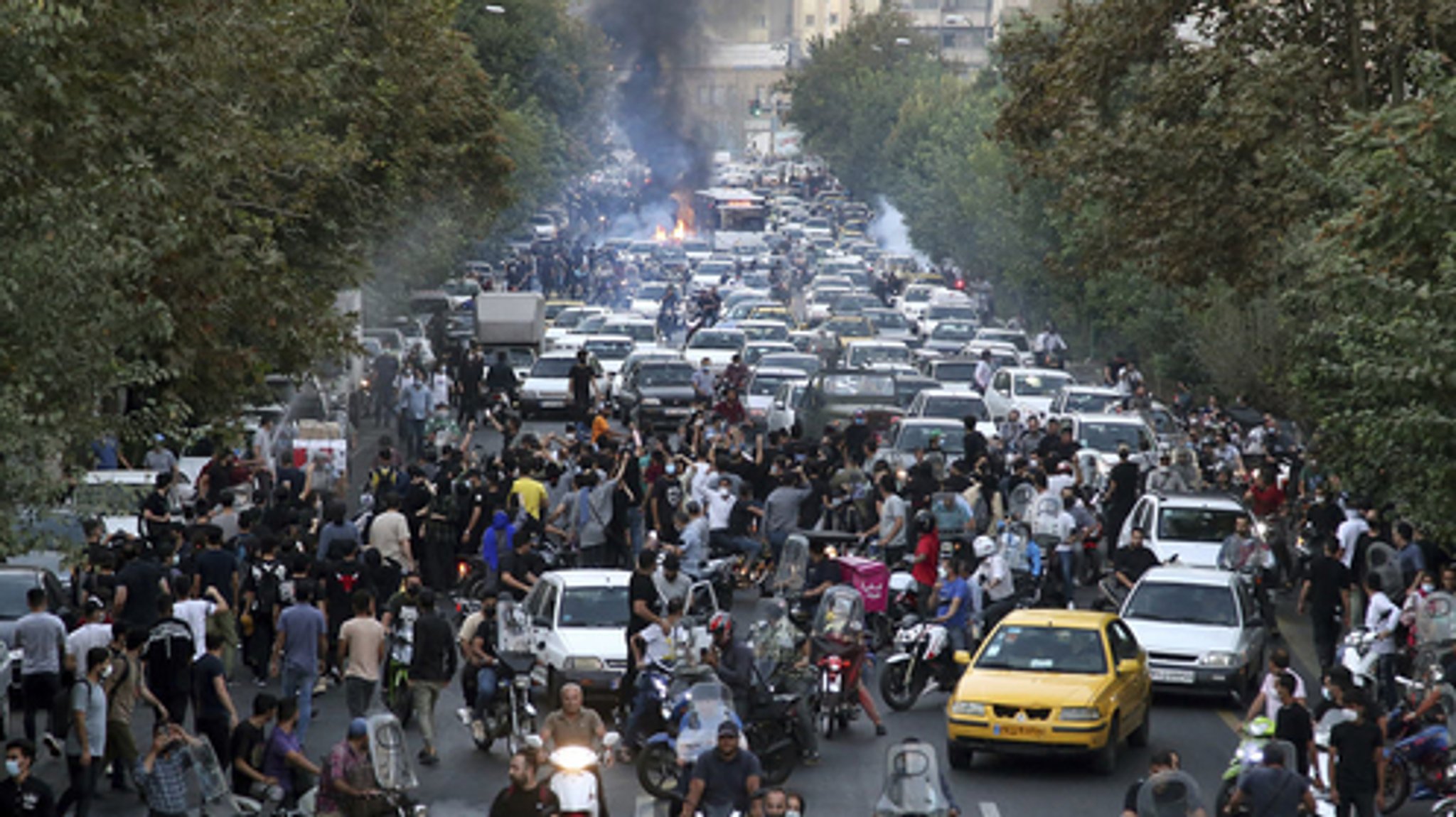 Demonstranten während eines Protests gegen den Tod der 22-jährigen Iranerin Jina Mahsa Amini.