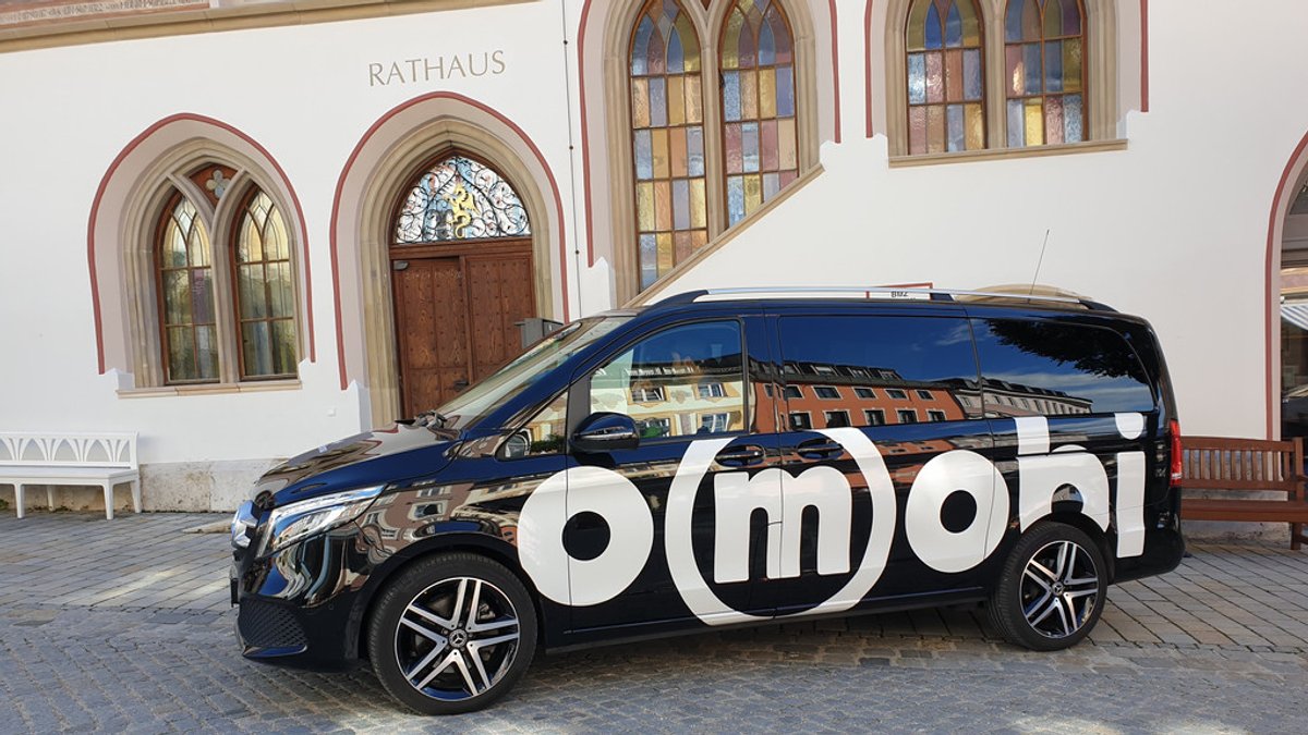 Ein "Omobi"-Rufbus steht vor dem Murnauer Rathaus.