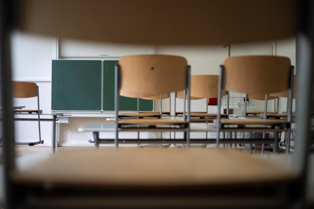 (Symbolbild) Stühle und eine Tafel in einem leeren Klassenzimmer.