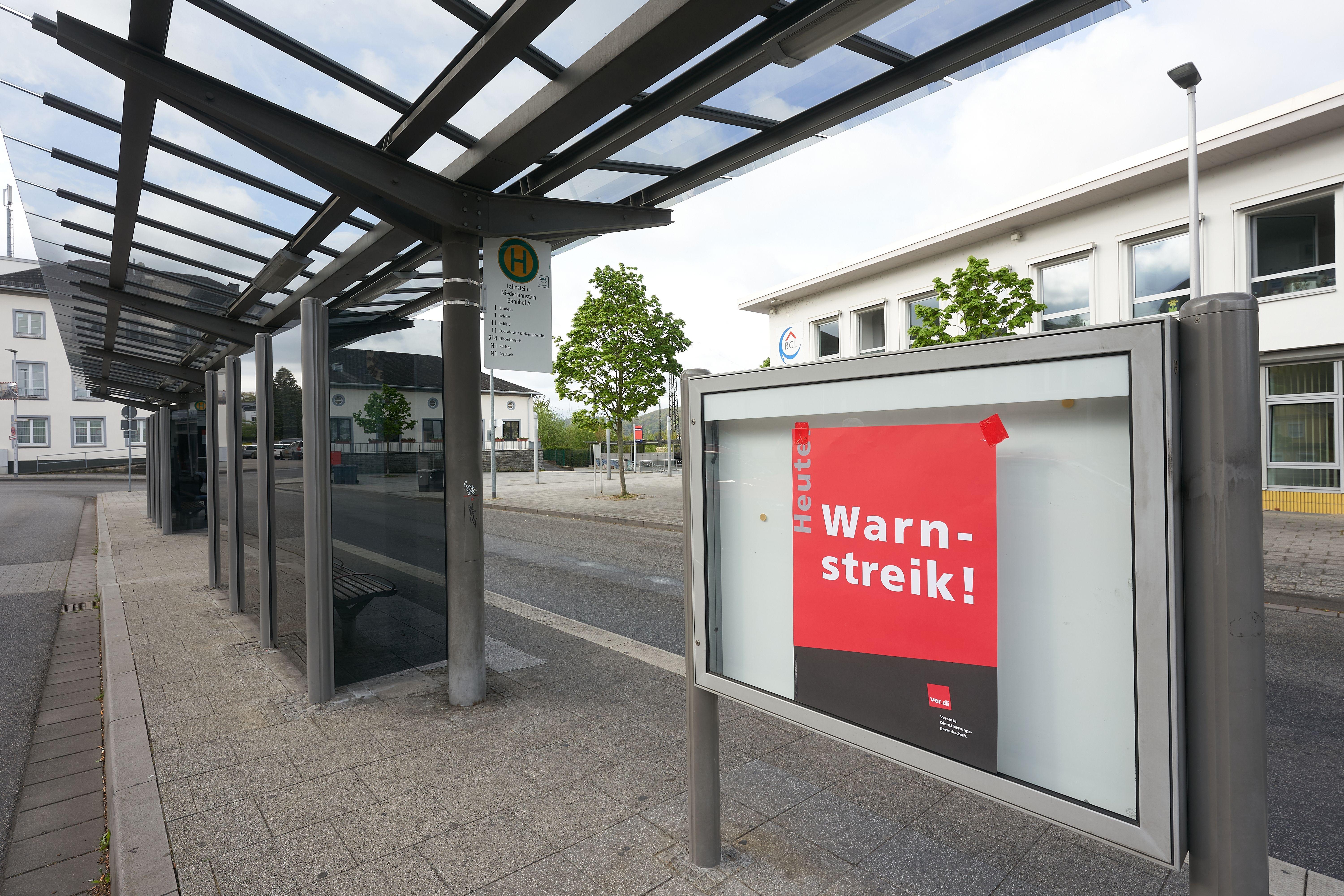 (Symbolbild) Ein Plakat mit der Aufschrift "Warnstreik" hängt an der Bushaltestelle, an der sonst die Linienbusse von DB-Regio halten. 