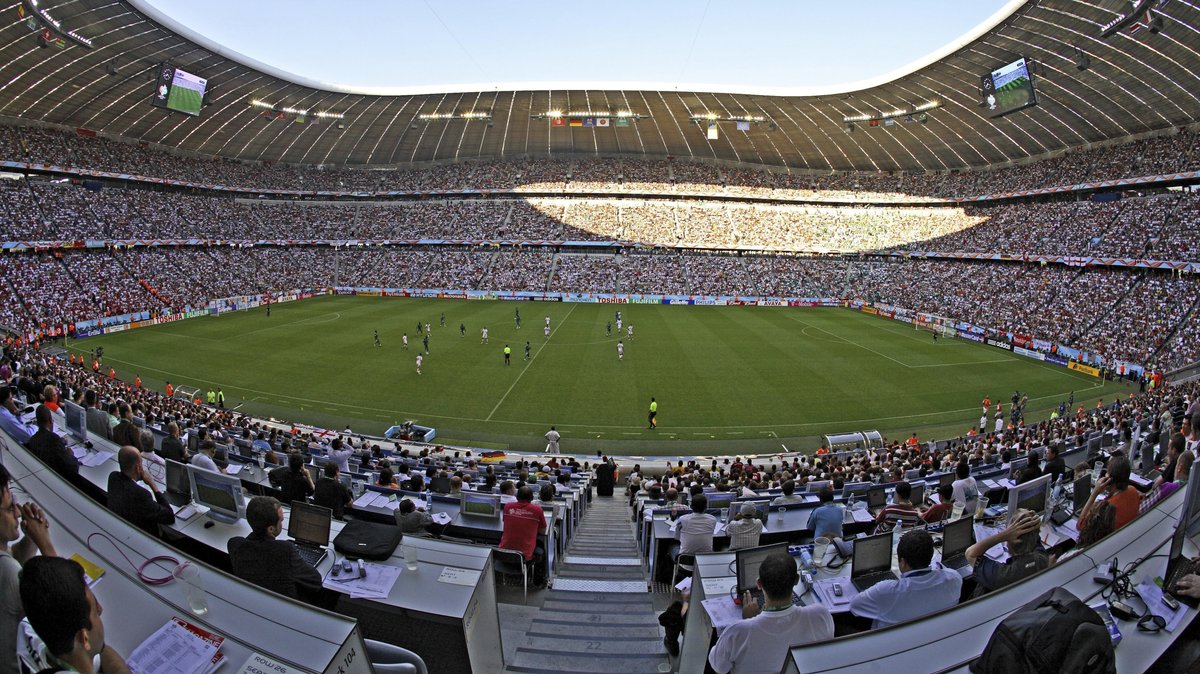 Die gefüllte Allianz Arena in München vor Corona-Zeiten