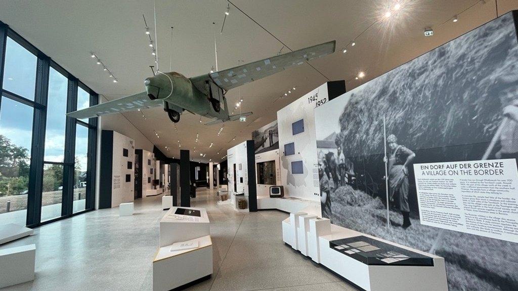 Ein selbstgebautes Flugzeug und weitere Exponate im Museumsneubau.