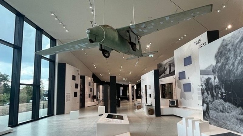 Ein selbstgebautes Flugzeug und weitere Exponate im Museumsneubau. | Bild: BR/Annerose Zuber Ein selbstgebautes Flugzeug und weitere Exponate im Museumsneubau.