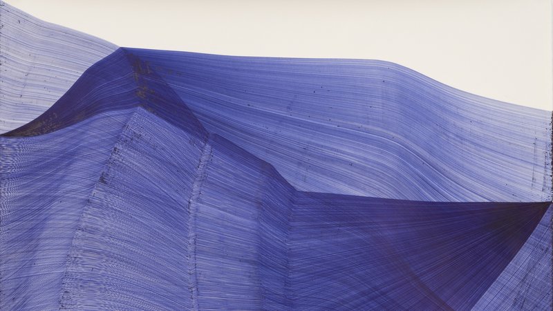 Tausende blaue Kugelschreiberlinien, leicht verschoben und überlagert, ziehen wie ein Seidenschal übers Blatt | Bild: Thomas Müller, Foto: Frank Kleinbach Tausende blaue Kugelschreiberlinien, leicht verschoben und überlagert, ziehen wie ein Seidenschal übers Blatt