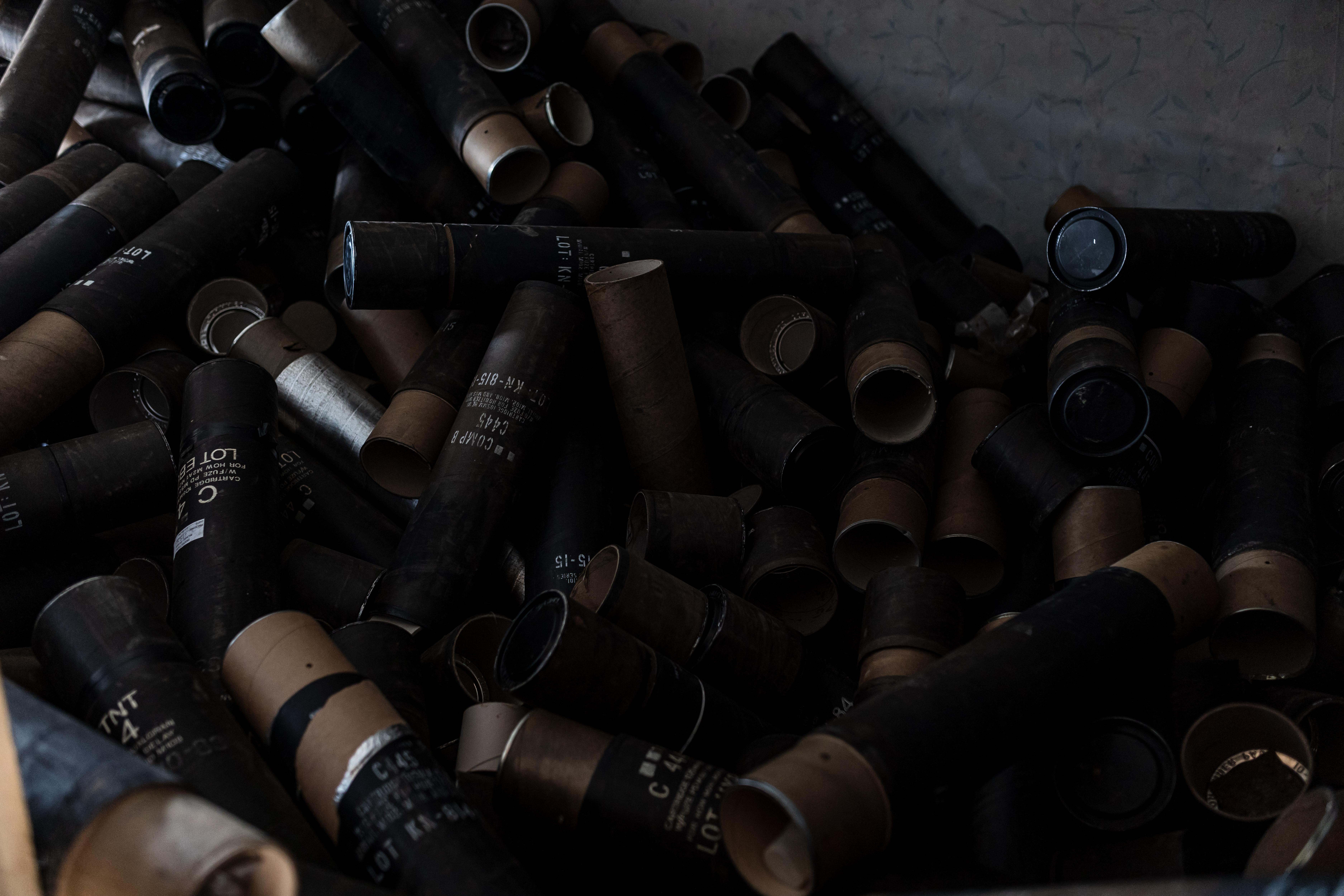 Verschossene Munition in einem zerstörten Haus im Oblast Donezk, Ukraine