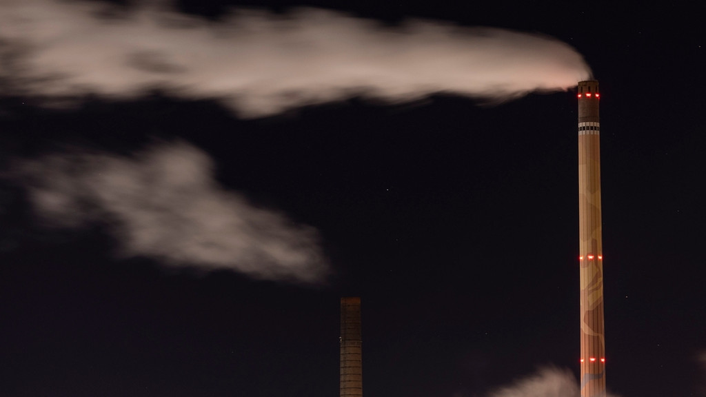 16.12.2022, Hessen, Frankfurt/Main: Dampf steigt aus Industrieschornsteinen des Industriepark Höchst auf. Das EU-Parlament und die 27 Mitgliedsstaaten verhandeln von Freitag an über wichtige Teile des Klimapakets «Fit for 55». Dabei geht es um eine Reform des EU-Emissionshandels und einen Klima-Sozialfonds, der Bürger bei der Energiewende unterstützen soll. Foto: Hannes P. Albert/dpa +++ dpa-Bildfunk +++ | Bild: dpa-Bildfunk/Hannes P Albert 16.12.2022, Hessen, Frankfurt/Main: Dampf steigt aus Industrieschornsteinen des Industriepark Höchst auf. Das EU-Parlament und die 27 Mitgliedsstaaten verhandeln von Freitag an über wichtige Teile des Klimapakets «Fit for 55». Dabei geht es um eine Reform des EU-Emissionshandels und einen Klima-Sozialfonds, der Bürger bei der Energiewende unterstützen soll. Foto: Hannes P. Albert/dpa +++ dpa-Bildfunk +++