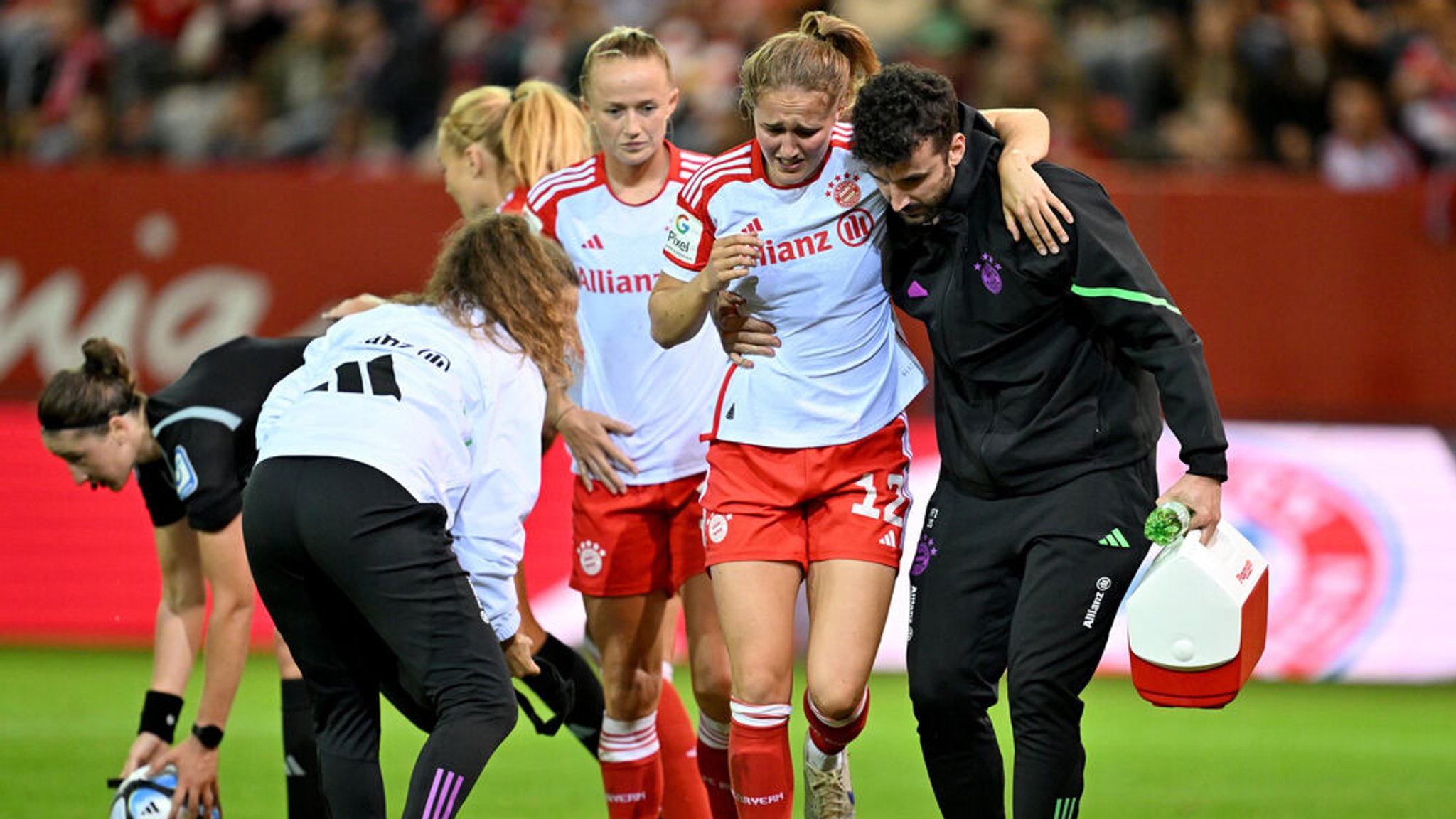 02.10.2023, Bayern, München: Fußball, Frauen: Bundesliga, Bayern München - 1. FC Köln, 2. Spieltag, Stadion an der Grünwalder Straße. Sydney Lohmann vom FC Bayern München wird nach einer Verletzung vom Platz gebracht. Foto: Peter Kneffel/dpa - WICHTIGER HINWEIS: Gemäß den Vorgaben der DFL Deutsche Fußball Liga bzw. des DFB Deutscher Fußball-Bund ist es untersagt, in dem Stadion und/oder vom Spiel angefertigte Fotoaufnahmen in Form von Sequenzbildern und/oder videoähnlichen Fotostrecken zu verwerten bzw. verwerten zu lassen. +++ dpa-Bildfunk +++