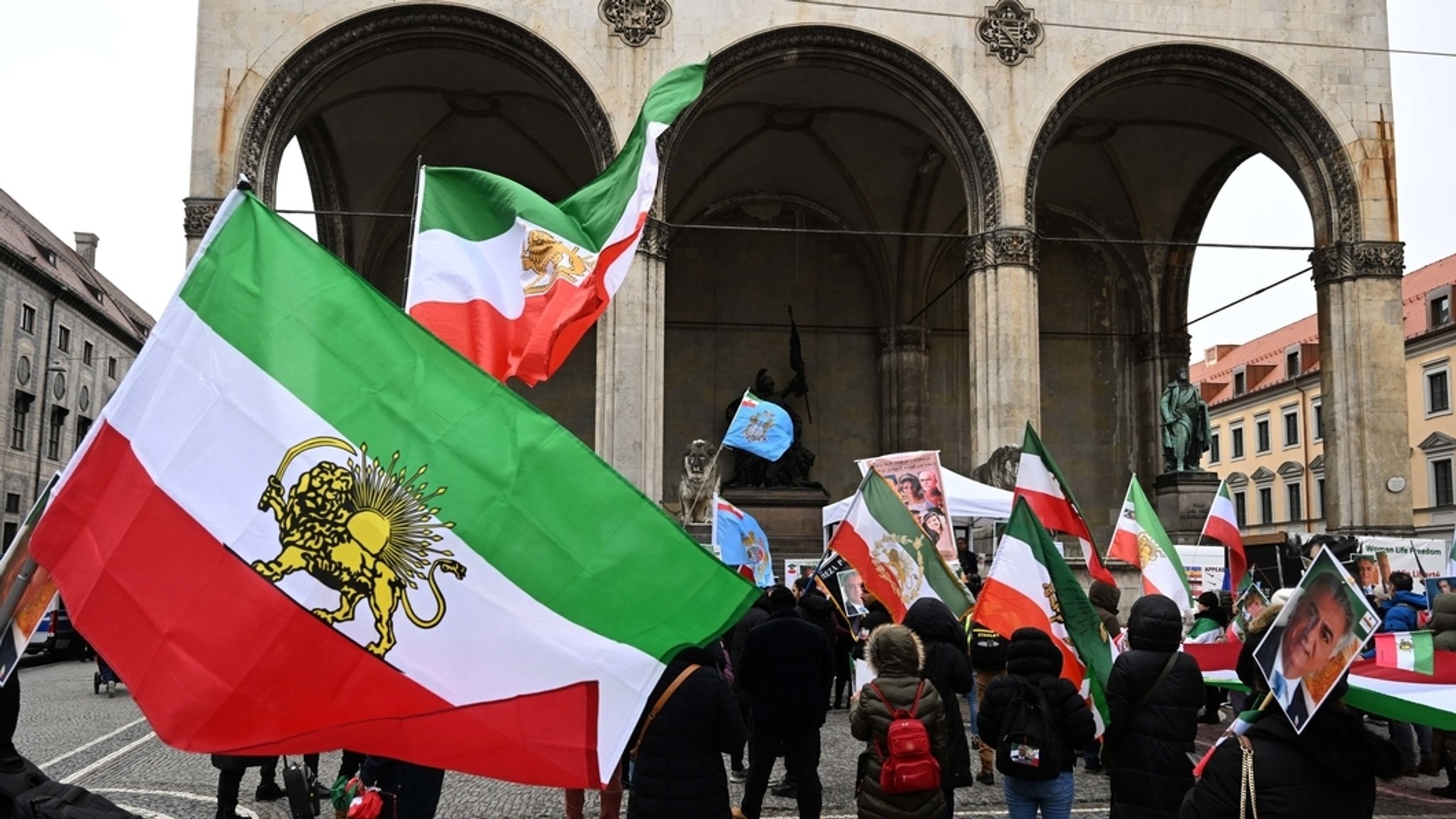 Demonstranten protestieren am Odeonsplatz gegen die iranische Regierung. 