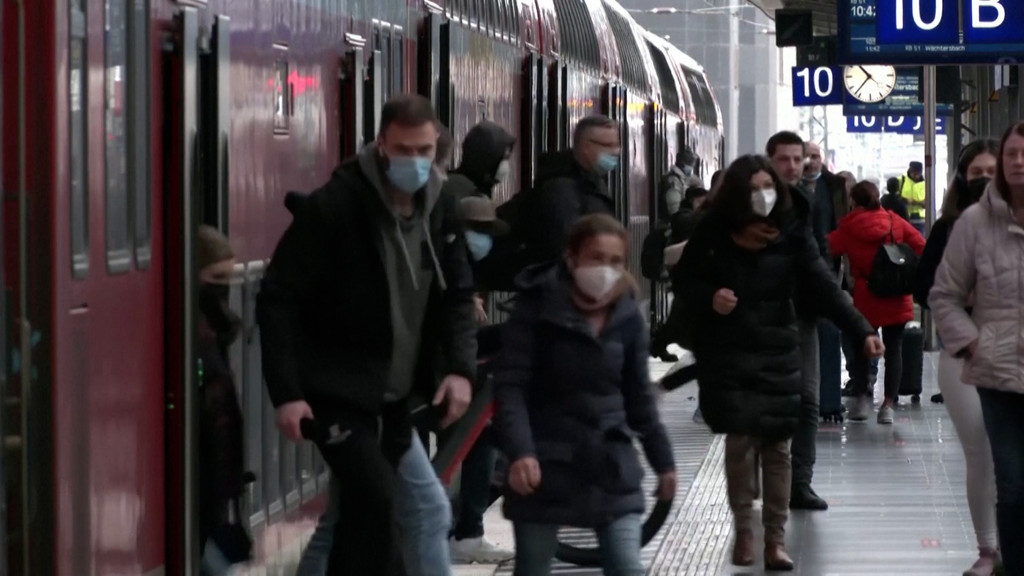 Volle Flughäfen, Bahnhöfe und Straßen: Kurz vor Weihnachten herrschte reger Reiseverkehr.