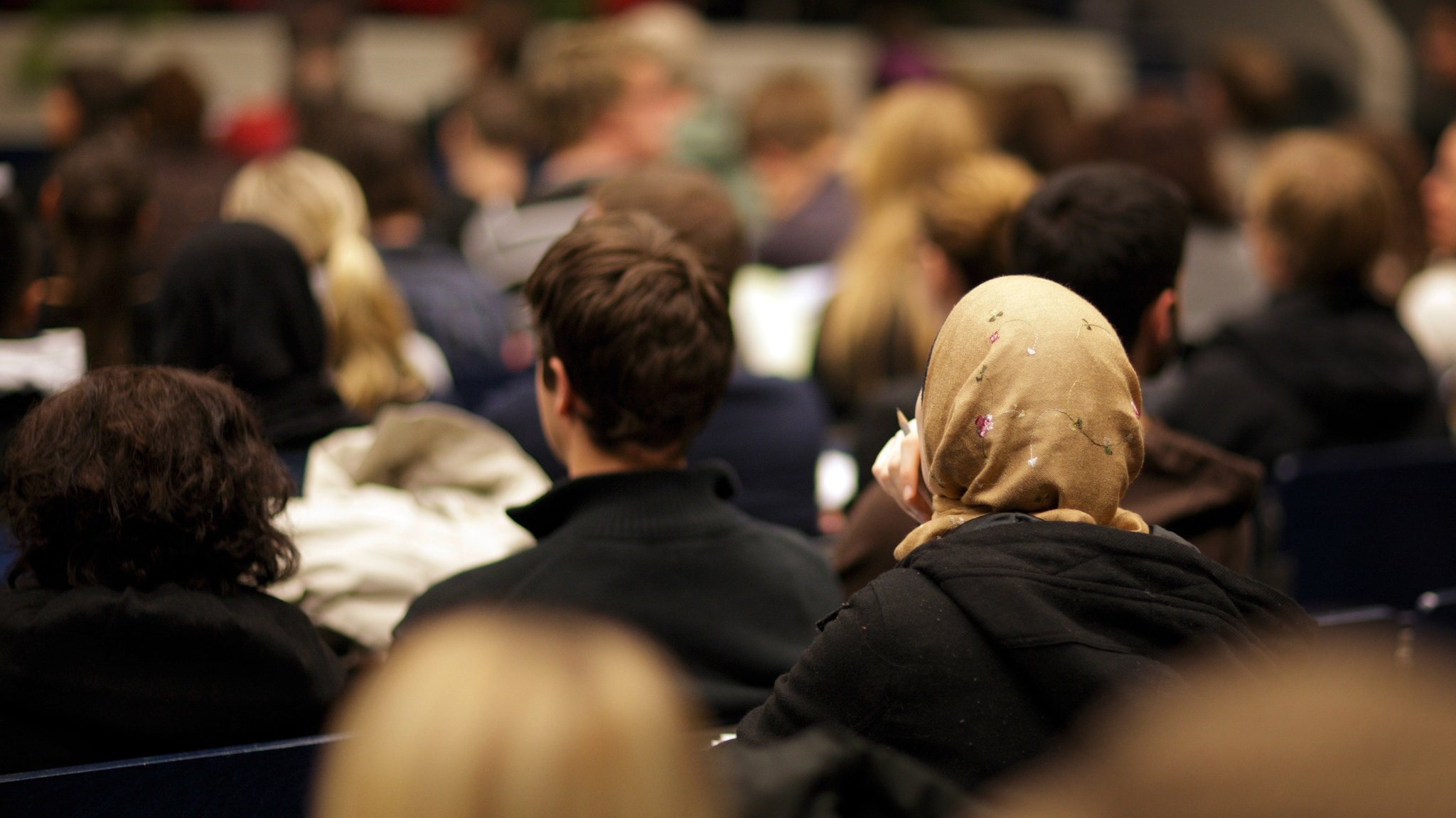 Studierende mit palästinensischen Wurzeln haben es besonders seit dem Überfall der Hamas auf Israel nicht leicht. Im Bild: Muslimin mit Kopftuch in einem Hörsaal mit Mitstudenten an der TU Berlin.