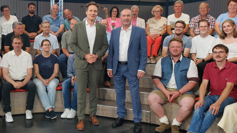 Hubert Aiwanger und Ludwig Hartmann äußerten beide ihre Sorgen um die Automobilindustrie – kamen aber zu unterschiedlichen Schlüssen. | Bild: Gabriele König Hubert Aiwanger und Ludwig Hartmann äußerten beide ihre Sorgen um die Automobilindustrie – kamen aber zu unterschiedlichen Schlüssen.