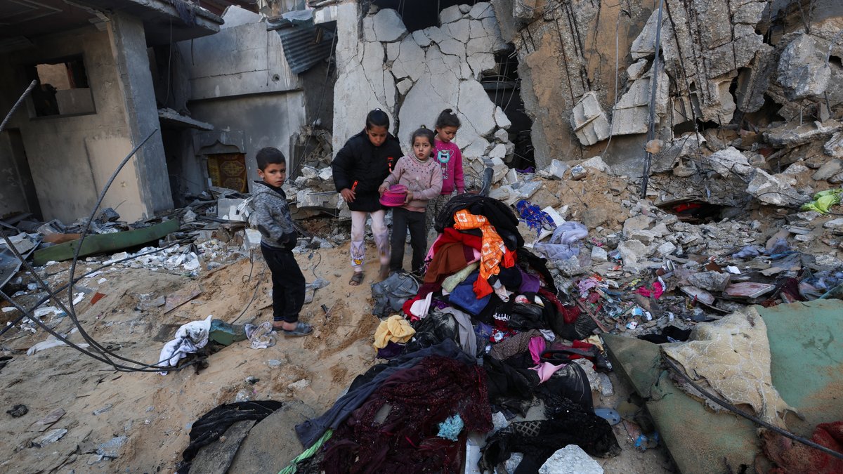 Palästinensische Kinder stehen bei den Überresten eines Hauses nach einem israelischen Luftangriff in Rafah.
